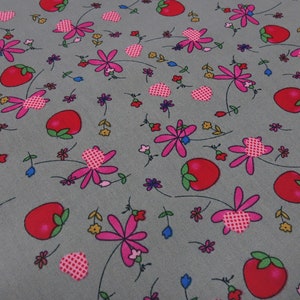 Tessuto popeline di cotone fragole cuori fiori grigio rosso verde tessuto per abiti tessuto decorativo tessuto per camicette