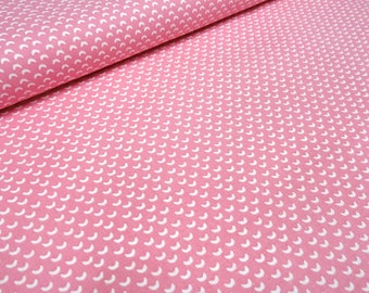 Könnte beinhalten: Rosa Stoff mit einem sich wiederholenden Muster aus weißen Halbmonden. Der Stoff ist gefaltet, wodurch die Textur und das Design sichtbar werden. Das Material ist wahrscheinlich Baumwolle oder ein ähnliches Textil, geeignet für Nähprojekte.