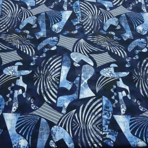 Könnte beinhalten: Abstraktes Gewebe mit einem sich wiederholenden Muster aus geometrischen Formen in Blau- und Weißtönen. Das Design umfasst Streifen, Kurven und strukturierte Elemente, die eine dynamische und moderne Ästhetik schaffen.