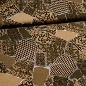 Può includere: Un tessuto marrone e beige con un design a patchwork. Il tessuto presenta diversi motivi, tra cui pied de poule, geometrici e floreali.