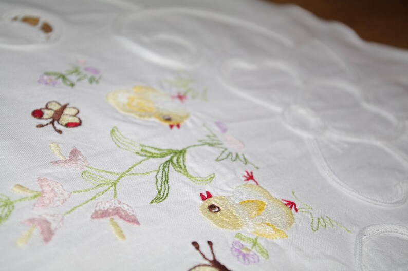 Easter Polish Richelieu White Oval Table Runner Embroidered Chickens Spring Dresser Scarf cutwork embroidery Polish linen Easter tabel decor