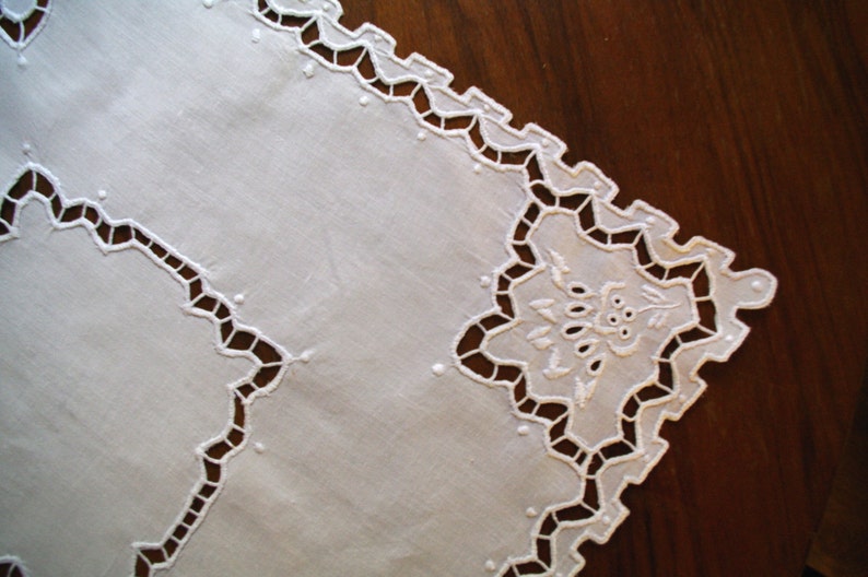 Polish Richelieu White Table Runner Flowers Vintage Crochet Dresser Scarf cutwork embroidery Polish linen Wedding tabel decoration 80s