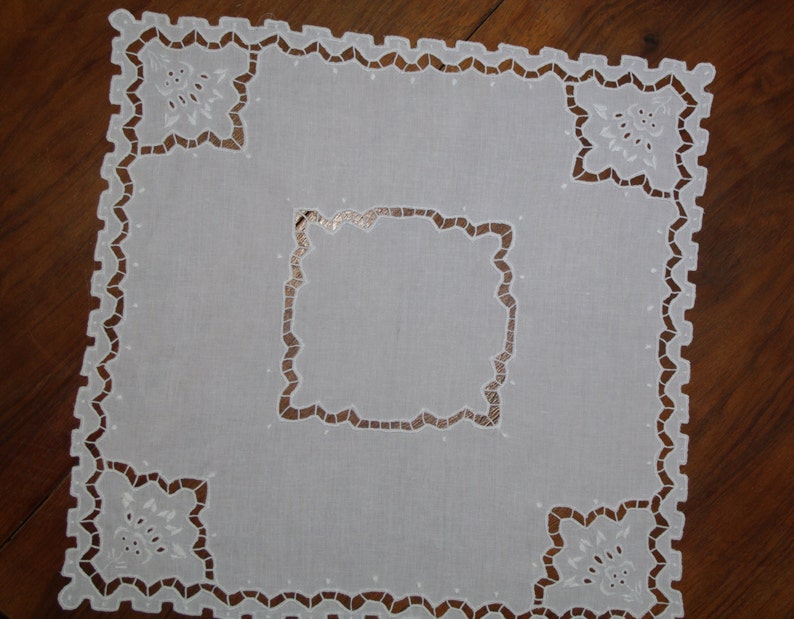 Polish Richelieu White Table Runner Flowers Vintage Crochet Dresser Scarf cutwork embroidery Polish linen Wedding tabel decoration 80s