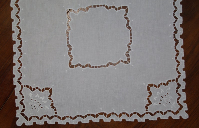 Polish Richelieu White Table Runner Flowers Vintage Crochet Dresser Scarf cutwork embroidery Polish linen Wedding tabel decoration 80s