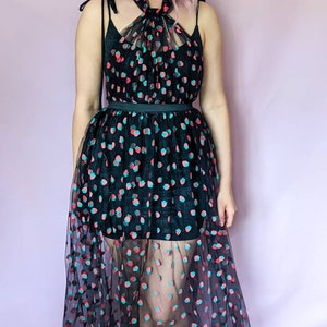 Saldi campione di abito multiuso in tulle nero con fragole