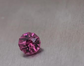 Granate Tanga redondo facetado rosa chicle; 1,82 ct; Eyeclean; Tanga Tanzania