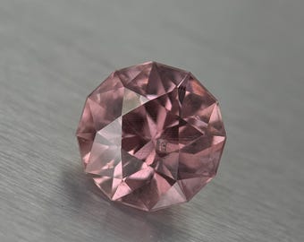 Granate de 2,27 ct con cambio de color y corte redondo de precisión, procedente de Lindi, Tanzania.