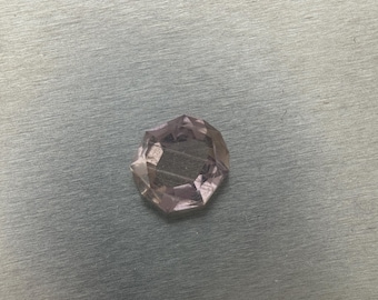 Zafiro que cambia de color sin calentar; corte retrato personalizado; Umba Tanzania; 3,01 ct
