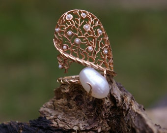 Ring of red gold lace and white pearls