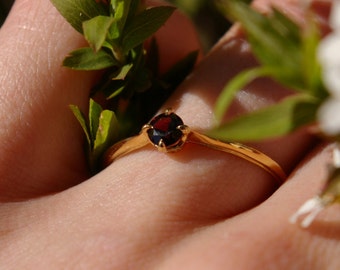 Bague fine or jaune sertie d'un grenat foncé, ou d'une améthyste, citrine, grenat, topaze, péridot, aigue-marine, tourmaline, agate