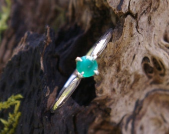Fine white gold ring set with a green agate