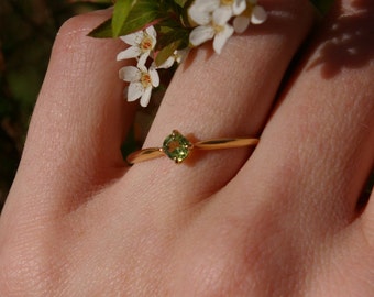 Bague fine en or jaune sertie d'un péridot, bague péridot, bague semi-précieuse