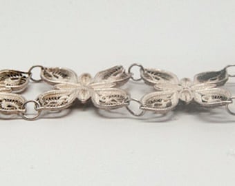 Elegant, very fine, silversmithing in this exquiste sterling silver bracelet