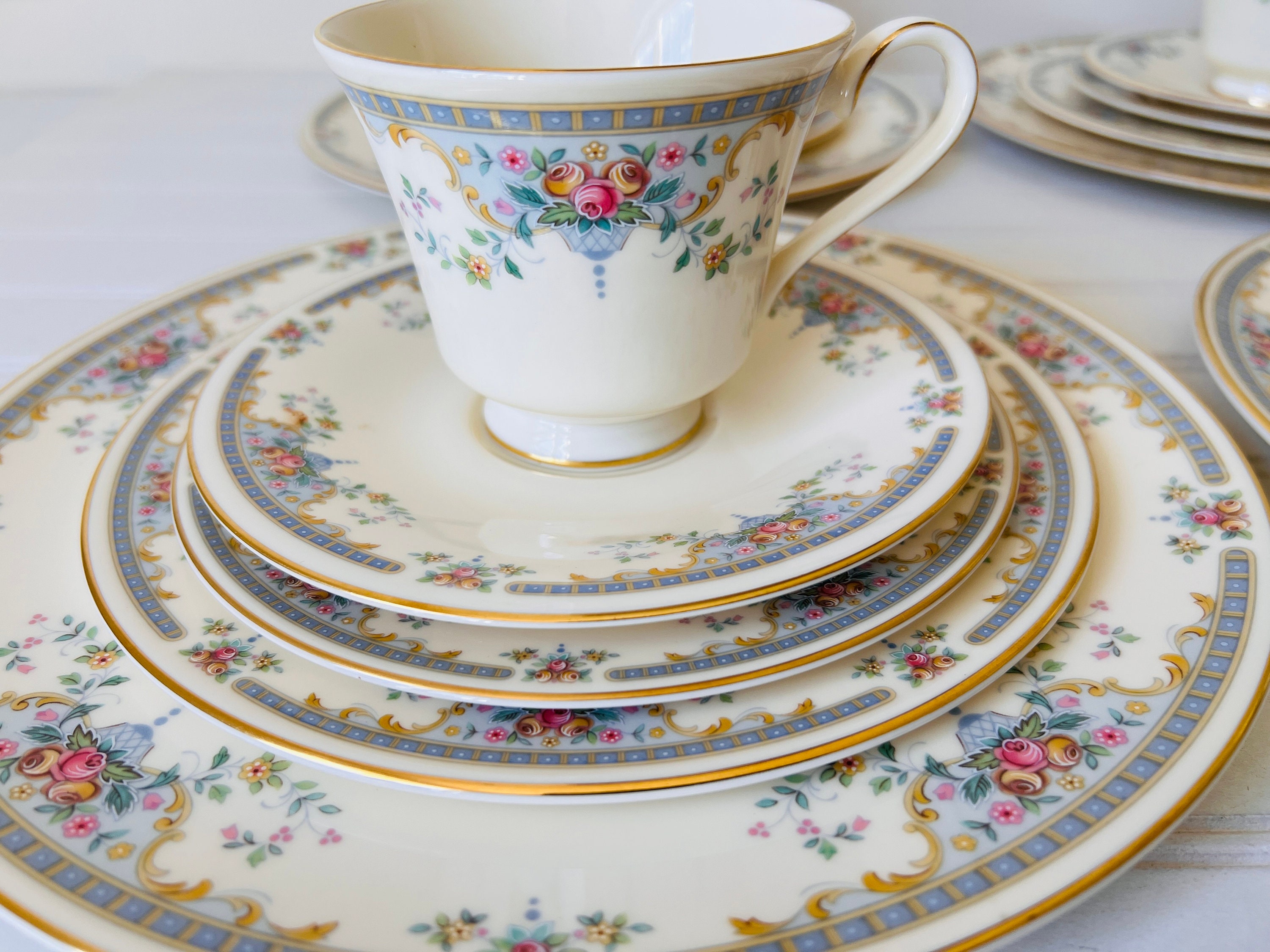 Royal Doulton Romance Collection Juliet Pattern China Service for