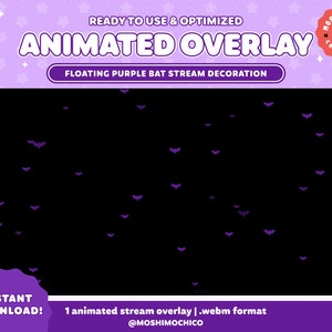 Op de afbeelding: Geanimeerde overlay met een zwarte achtergrond en paarse vleermuizen die over het scherm vliegen. De tekst "READY TO USE & OPTIMIZED ANIMATED OVERLAY FLOATING PURPLE BAT STREAM DECORATION" staat bovenaan de afbeelding. De tekst "INSTANT DOWNLOAD! 1 animated stream overlay | .webm format @MOSHIMOCHICO" staat onderaan de afbeelding.