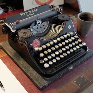 Mercedes Prima - rara máquina de escribir portátil de 1936 - negro brillante antiguo - funcionando bien - teclado QWERTY - preciosas teclas blancas de estilo antiguo