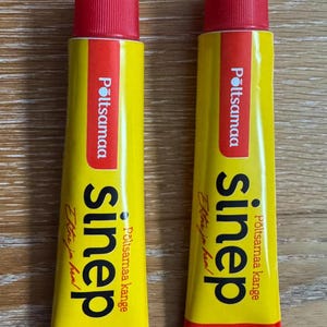 Puede incluir: Dos tubos de mostaza Põltsamaa sinep. Los tubos son amarillos con tapas y fondos rojos. El texto "sinep" está escrito en letras azules grandes y en negrita. El texto "Põltsamaa kange" está escrito en letras azules más pequeñas.