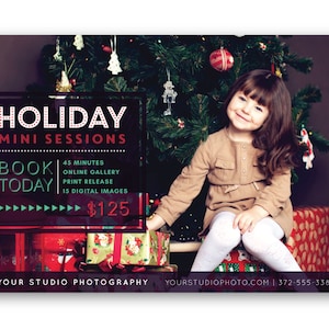 Può includere: Un annuncio per una mini sessione fotografica natalizia festosa con una bambina seduta davanti a un albero di Natale decorato. Il testo recita "HOLIDAY MINI SESSIONS", "BOOK TODAY", "45 MINUTES", "ONLINE GALLERY", "PRINT RELEASE", "15 DIGITAL IMAGES", "125 €", "YOUR STUDIO PHOTOGRAPHY" e "YOURSTUDIOPHOTO.COM | 372-555-3389".