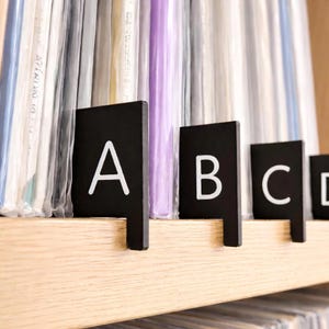 Divisores de discos de vinilo con alfabeto: minimalistas y originales de doble cara para guardar LP, CD, DVD y libros.