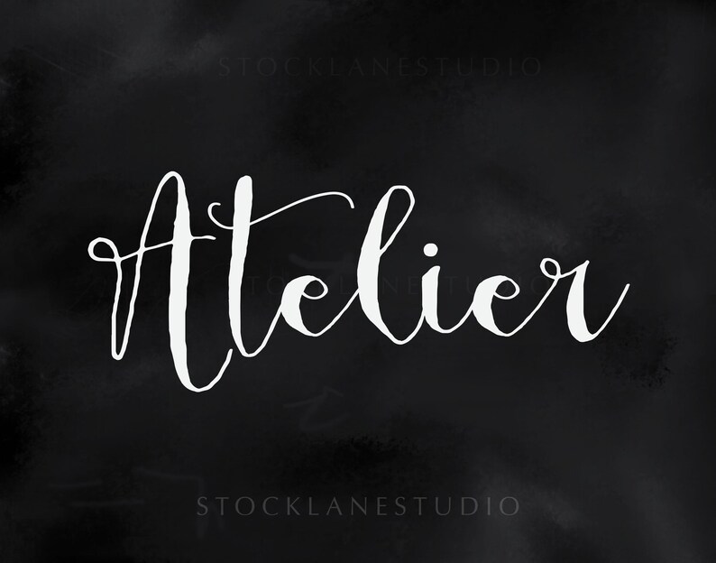 Op de afbeelding: Het woord Atelier is geschreven in een wit, cursief handschrift-lettertype, gecentreerd tegen een donkere, getextureerde zwarte achtergrond. De tekst bevat elegante lussen en krullen, wat zorgt voor een contrastrijke weergave van het woord.