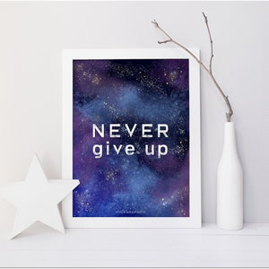 Back to School Klassenzimmer Dekor, Printable Never Give Up Motivationszitat, Galaxy Wand Kunst Kinderzimmer Dekor, jpg 5x7 bis 20x24