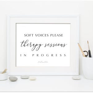 Letrero de silencio imprimible, "Voces suaves, por favor", sesiones de terapia en curso, arte de oficina para spa, escuela, letrero para puerta de oficina de 5x7 a 20x24 (jpg, pdf)