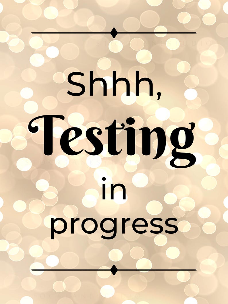 Pu&ograve; includere: Un cartello rettangolare con il testo nero Shhh, Testing in progress centrato su uno sfondo di luci bokeh circolari sfocate nei toni del beige e del bianco. Il testo &egrave; incorniciato da due sottili linee orizzontali nere con piccoli rombi.