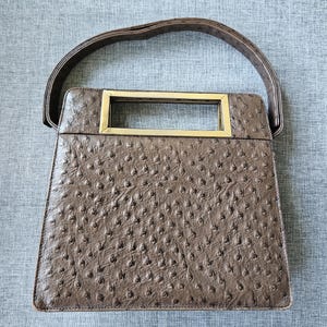 Sac à main vintage en cuir d'autruche, sac à cadre structuré marron, finitions dorées, bandoulière réglable
