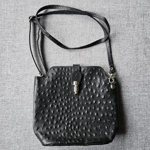 Sac à main vintage en cuir italien noir - Texture façon autruche, cuir véritable