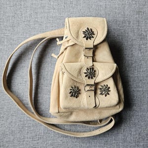Mini sac à dos vintage en cuir suédé - Détail fleur d'edelweiss | Style folk alpin