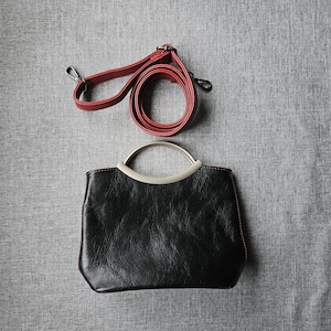 Petit sac à main noir et bordeaux avec poignée sculpturale - Sac à bandoulière / poignée supérieure moderne