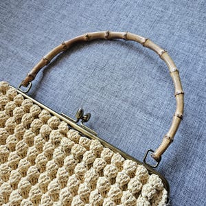 Sac à main en raphia avec anse en bambou vintage des années 1950, sac à main d'été Cottagecore, sac de villégiature du milieu du siècle