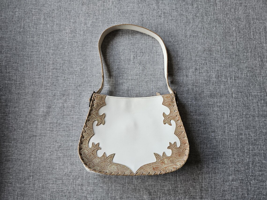 Vintage Y2K Monova Shoulder Bag – Embossed Faux Leather Patchwork, Off-white Bronze Handbag, foto 1 di 5