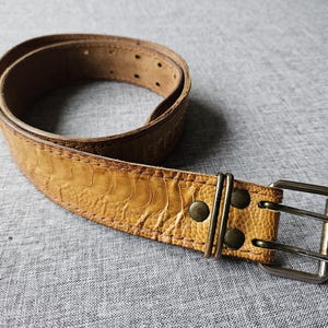 Vintage strutsläderbälte – brun exotisk textur, patinaslitage