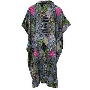 Pu&ograve; includere: Un capo oversize a fantasia con scollo a camicia e maniche corte. Il design presenta un patchwork di forme a diamante e quadrate in vari colori, tra cui rosa, verde, grigio e nero. Il capo sembra essere realizzato in un tessuto leggero.