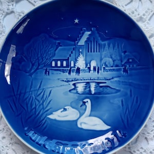 Vintage Bing & Grondahl 1974 Christmas Plate: &quot;Christmas in the Village&quot; Denmark