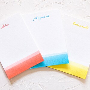 Cartes de notes dip-dyed de presse de lettre - blanc, cartes de teinture de cravate, papeterie d’ombre, papeterie personnelle 5x7 image 1