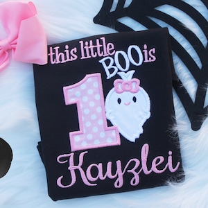 Jedes Alter! This Little Boo is One - Mädchen besticktes 1st Halloween Birthday Shirt oder Bodysuit & passende Haarschleife