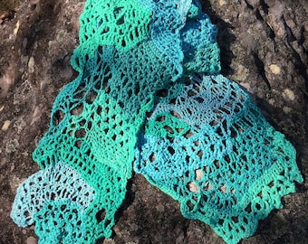 Bufanda de ganchillo de encaje aleatorio verde esmeralda - bufanda de encaje - bufanda de algodón - bufanda de primavera - bufanda inusual - bufanda verde – Jennifree Designs