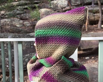 Bufanda con capucha marrón, púrpura y verde - bufanda de ganchillo - bufanda marrón - bufanda cálida - capucha marrón - capucha de cuentas - Jennifree Designs