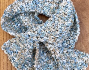 Bufanda texturizada de ganchillo azul huevo de pato, cervatillo y crema - bufanda con forma de ojo de cerradura – Jennifree Designs