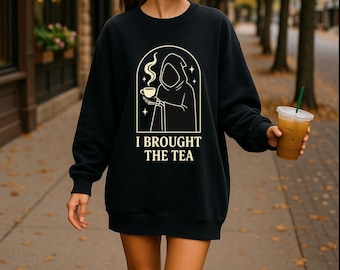 Op Suriel geïnspireerd ACOTAR-sweater • I Brought the Tea • Fantasy leesgrage ronde hals • Night Court gezellig lezercadeau