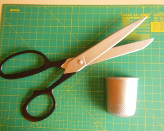 Vintage metalen schaar uit de jaren 60 en vingerhoed muurdecoratie - Naaikamerkunst