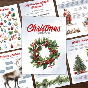 Puede incluir: Una colección de imprimibles educativos con temática navideña. La imagen central presenta una corona con bayas rojas y hojas verdes. Otras páginas incluyen ilustraciones de adornos, anatomía de renos y texto sobre tradiciones navideñas.