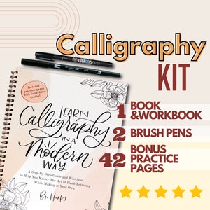 Puede incluir: Un kit de caligrafía con un libro titulado "Aprende caligrafía a la manera moderna" con 42 páginas de práctica, dos bolígrafos de pincel negro y una calificación de cinco estrellas.