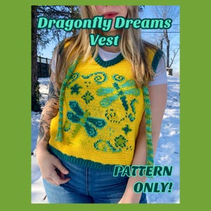 Könnte beinhalten: Eine gelbe Häkelweste mit tealfarbenen Libellenmustern und Besatz. Die Weste hat einen V-Ausschnitt und lange Bindebänder. Auf der Weste steht "Dragonfly Dreams Vest" und "PATTERN ONLY!"