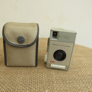 Vintage Kodak Brownie Vectra Camera in excellent condition with the original cloth case. Nice collectors piece or simple display piece