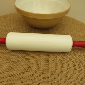 Mattarello vintage di Nut Brown Circa 1940 Maniglie in ceramica e legno rosso Bello e pratico Meraviglioso regalo per panettieri Dispaly cucina di campagna