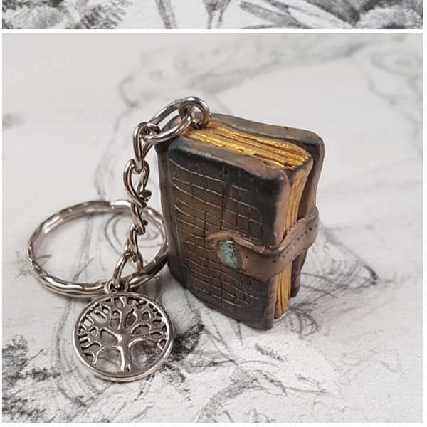 Grimoire, Livre ancien, Manuscrit, Bijoux de sacs, Porte-clés en argile polymère, miniature, fimo, magie, talisman, arbre de vie