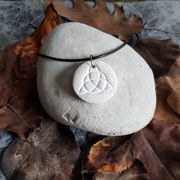 Pendentif TRIQUETRA CELTIQUE en argile polymère